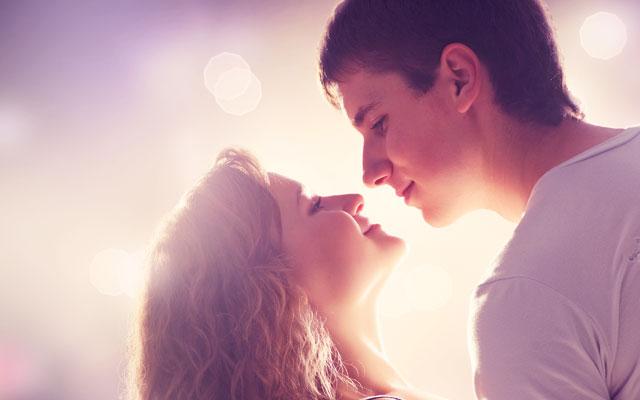 casal se beijando