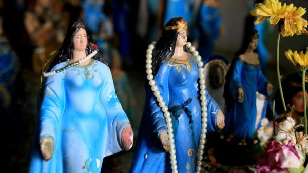 Duas imagens do orixá Iemanjá com vestido azul