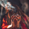 Cigana com incenso na mão