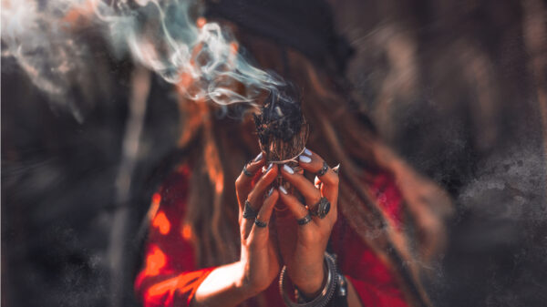 Cigana com incenso na mão