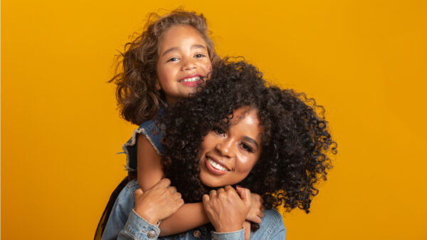 Mãe e filha em momento de carinho