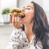 mulher comendo hamburguer