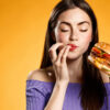 mulher comendo hambúrguer