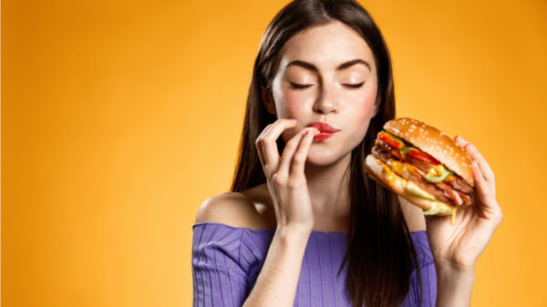 mulher comendo hambúrguer
