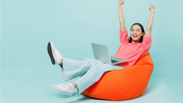 Mulher feliz no trabalho