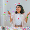 Mulher feliz com conquistas no trabalho