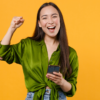 Mulher feliz com o celular na mão