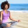 Mulher meditando