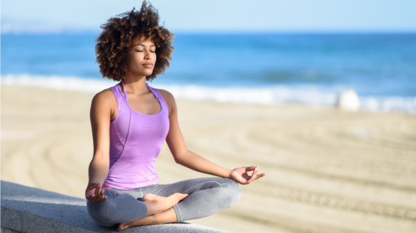 Mulher meditando