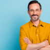homem de amarelo em fundo azul
