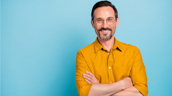 homem de amarelo em fundo azul