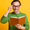 Homem feliz com um livro na mão