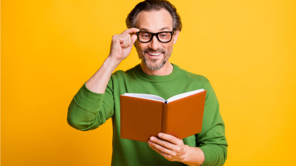 Homem feliz com um livro na mão