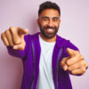 homem de roxo em fundo lilás
