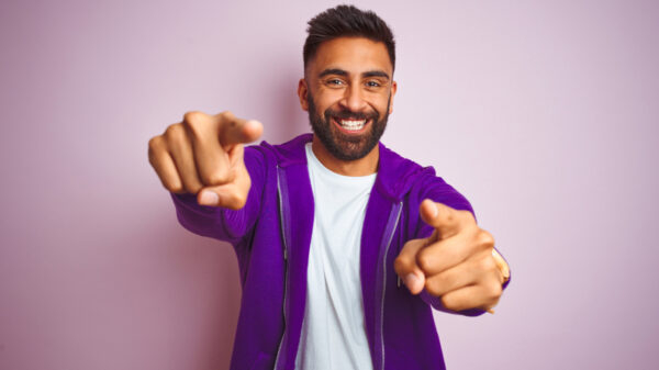 homem de roxo em fundo lilás