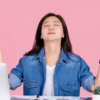 Mulher meditando no ambiente de trabalho