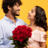 Homem dá buquê de rosas para mulher