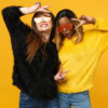 mulheres da geração z em fundo amarelo