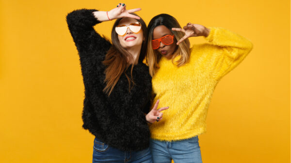 mulheres da geração z em fundo amarelo