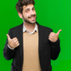 Jovem sorrindo alegremente e parecendo feliz, sentindo-se despreocupado e positivo com os dois polegares para cima contra um fundo verde.