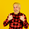 Homem barbudo de camisa xadrez. Barba tingida.