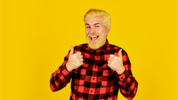 Homem barbudo de camisa xadrez. Barba tingida.