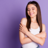 mulher cultivando a autorresponsabilidade em fundo roxo