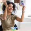 mulher feliz no trabalho