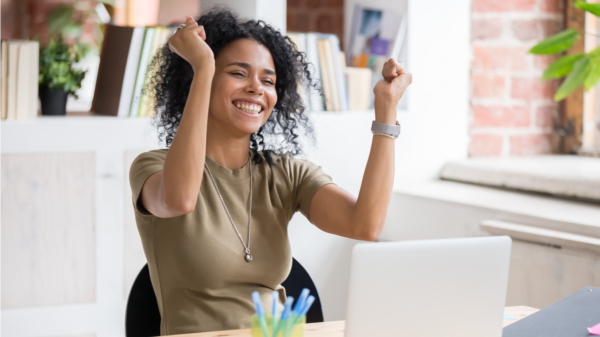 mulher feliz no trabalho