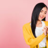 mulher feliz com celular na mão