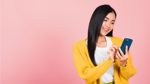 mulher feliz com celular na mão
