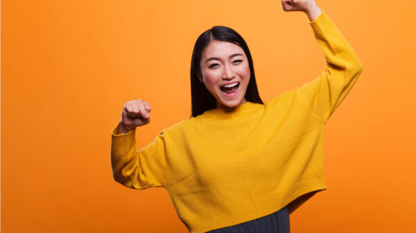 mulher feliz e animada