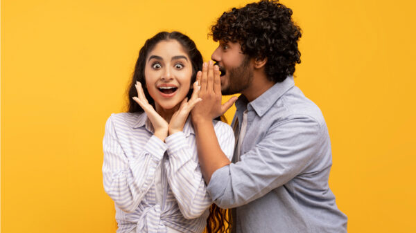 homem contando uma novidade alegre para a mulher