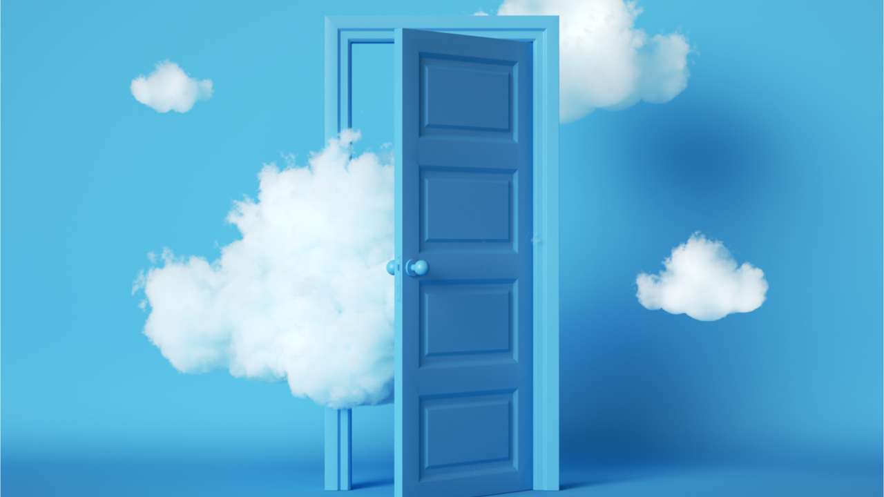 Nuvens fofas brancas passando, voando para fora, porta aberta, objetos isolados em fundo azul. Conceito minimalista moderno. Cena de sonho surreal.