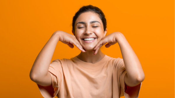 mulher sorrindo e feliz