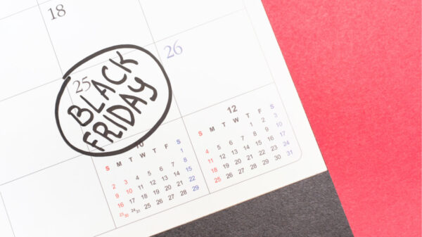 Inscrição "Black Friday" no calendário de 2022 sobre fundo vermelho.