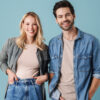 homem e mulher brancos em fundo azul