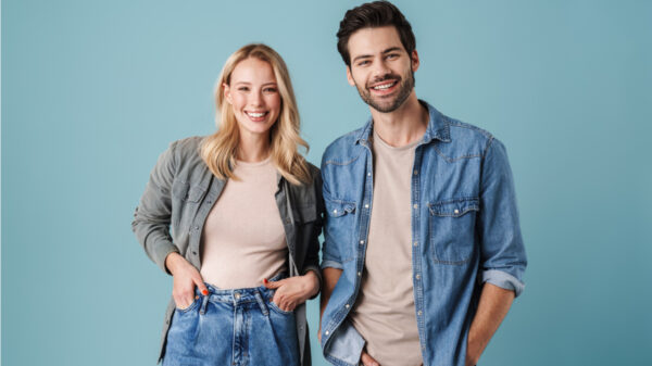homem e mulher brancos em fundo azul