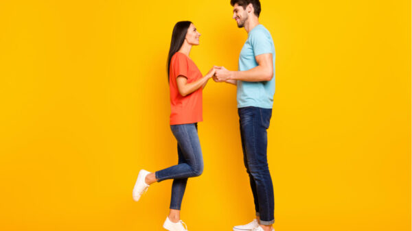 casal de homem e mulher com as mãos dadas