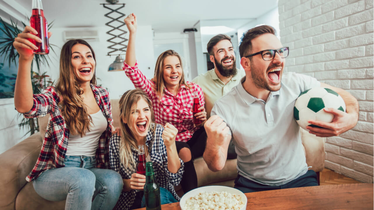 amigos assistindo futebol na tv