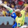 Richarlison fazendo gol de voleio na estreia no Brasil na Copa do Mundo de 2022.