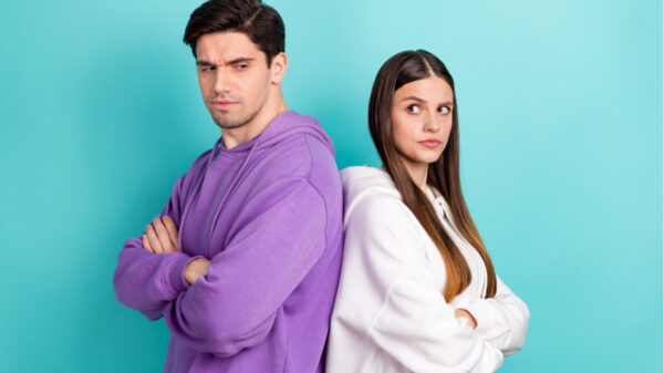 Homem e mulher em disputa