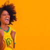 mulher animada torcendo pelo brasil