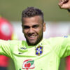 Daniel Alves do Brasil durante uma sessão de treinamento no centro de treinamento Granja Comary.