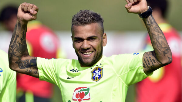 Daniel Alves do Brasil durante uma sessão de treinamento no centro de treinamento Granja Comary.