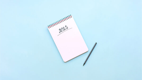 Visão superior do caderno vazio pronto para o planejamento ou lista de desejos do novo ano de 2023.
