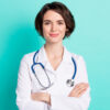 médica em fundo verde água