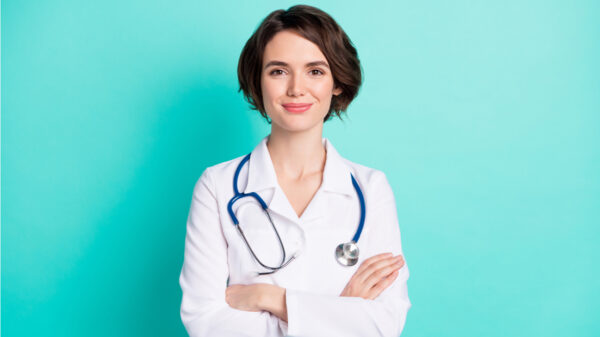 médica em fundo verde água