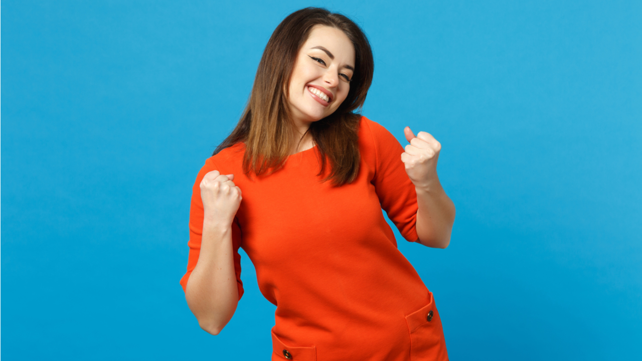 mulher livre e feliz em fundo azul