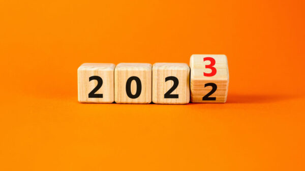 2022 2023 em fundo laranja